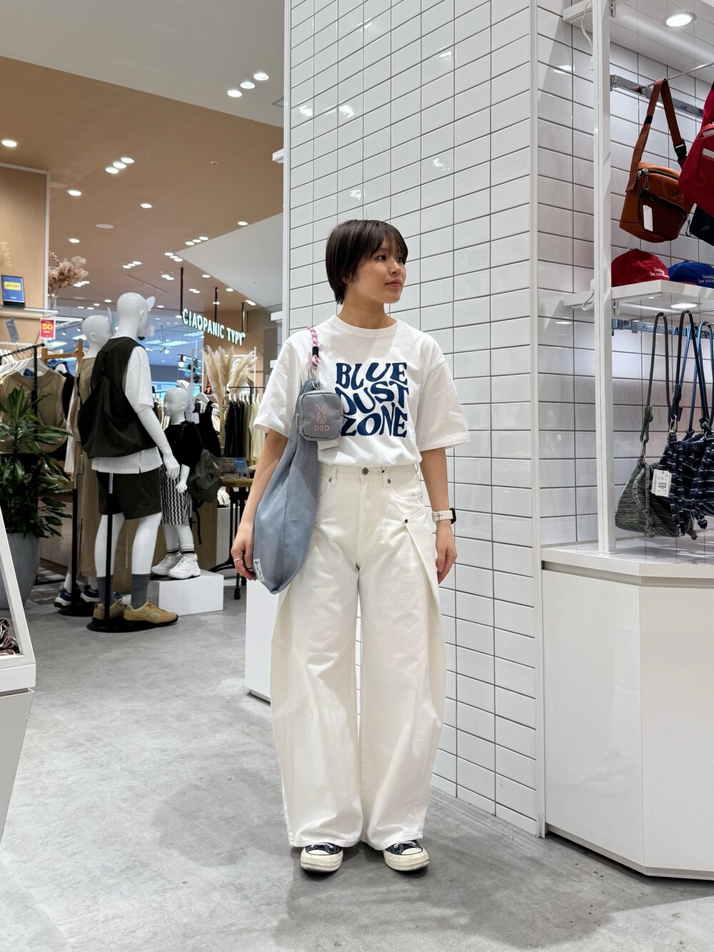 ホワイト系のTシャツ/カットソー、ホワイト系のデニムパンツ、グレー系のトートバッグを着用したレディースの春コーディネートの5枚目の写真