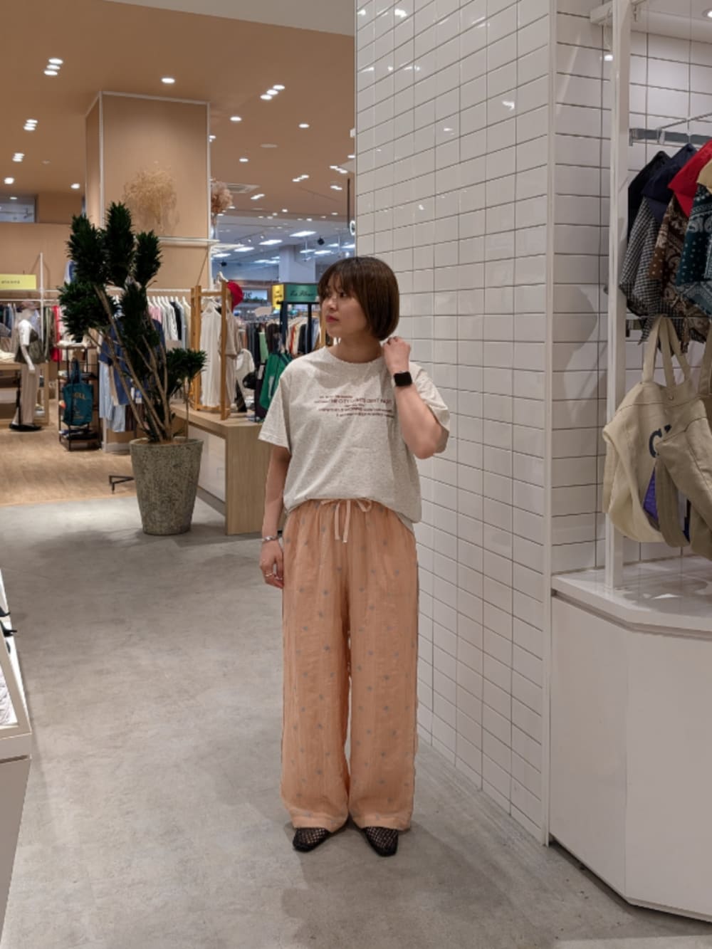 ホワイト系のTシャツ/カットソー、ピンク系のその他パンツ、ブラック系のパンプスを着用したレディースの夏コーディネートの3枚目の写真