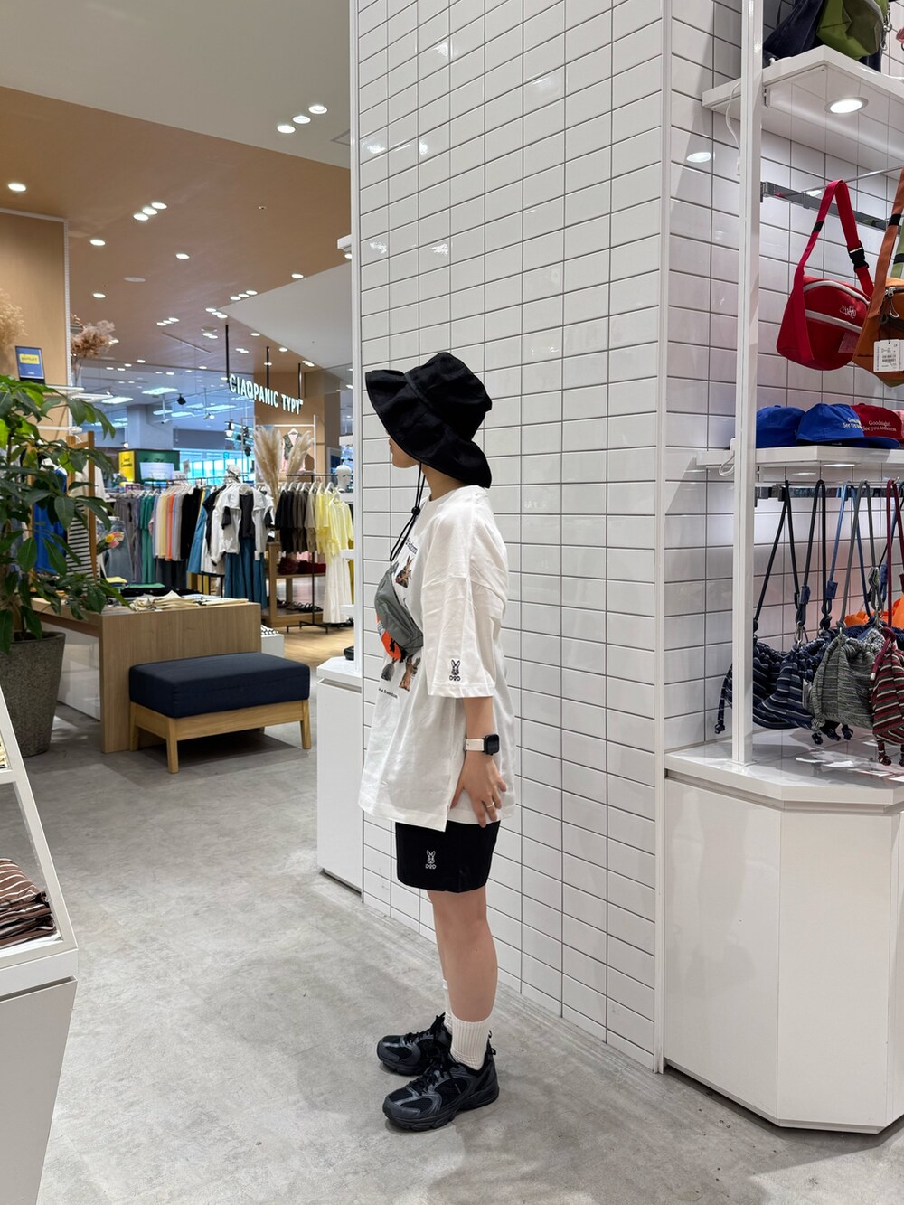 グレー系のトートバッグ、ホワイト系のTシャツ/カットソー、ブラック系のその他パンツを着用したレディースの春コーディネートの5枚目の写真