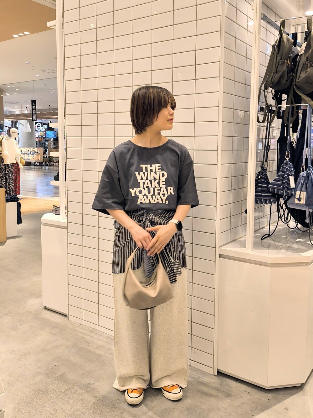 ホワイト系のスウェットパンツ、ベージュ系のショルダーバッグ、グレー系のTシャツ/カットソーを着用したレディースの夏コーディネートの3枚目の写真