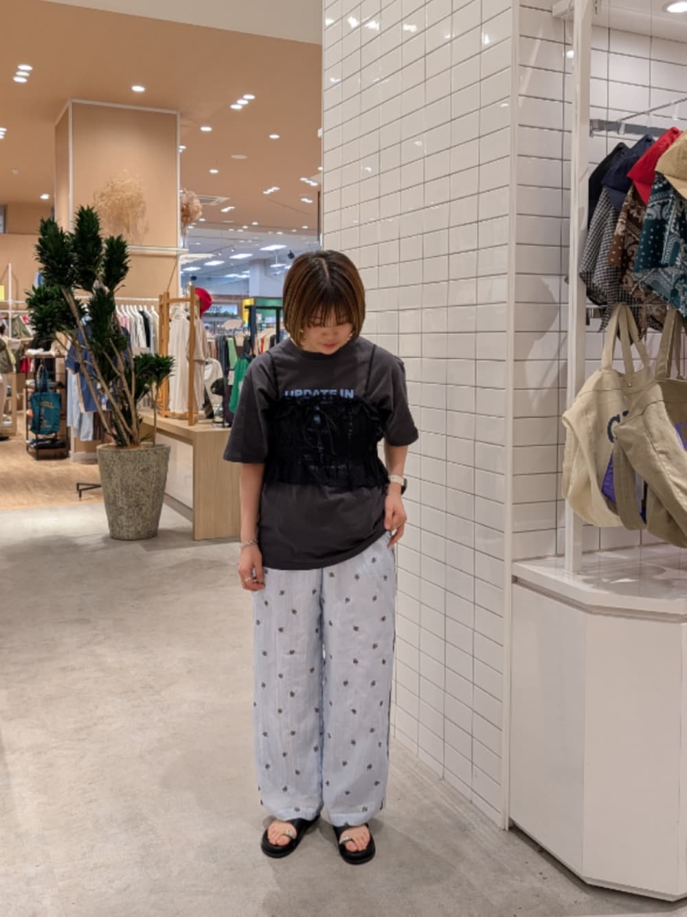 グレー系のTシャツ/カットソー、ブラック系のキャミソール、ブルー系のその他パンツを着用したレディースの夏コーディネートの3枚目の写真
