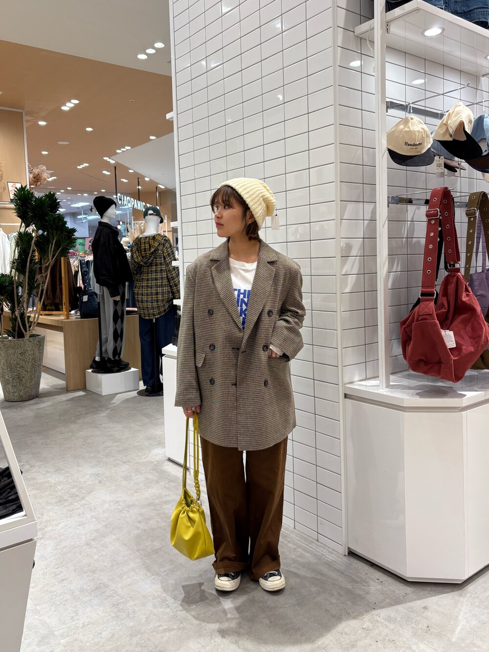 イエロー系のその他パンツ、ホワイト系のTシャツ/カットソー、ベージュ系のテーラードジャケットを着用したレディースの秋コーディネートの4枚目の写真