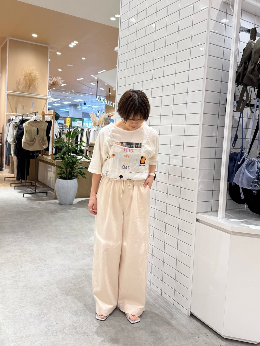 ホワイト系のシャツ/ブラウス、ホワイト系のTシャツ/カットソー、ホワイト系のデニムパンツを着用したレディースの夏コーディネートの2枚目の写真