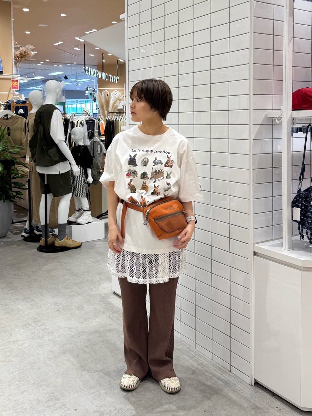 ホワイト系のTシャツ/カットソー、オレンジ系のボディバッグ/ウエストポーチ、ホワイト系のキャミソールを着用したレディースの春コーディネートの2枚目の写真