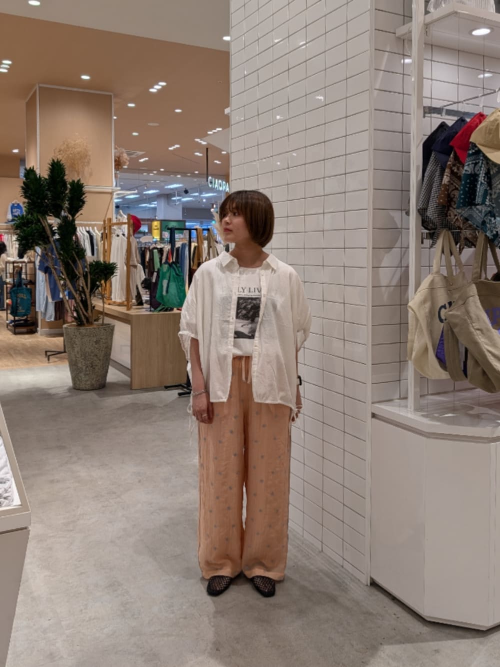 ピンク系のその他パンツ、ブラック系のパンプス、ホワイト系のTシャツ/カットソーを着用したレディースの夏コーディネートの3枚目の写真