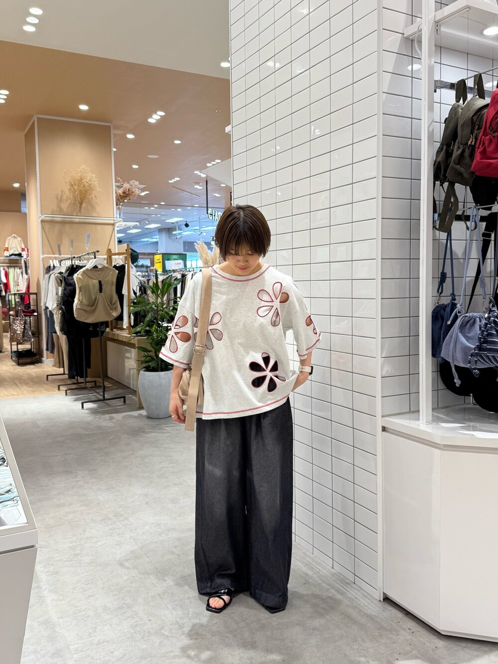 ホワイト系のタンクトップ、グレー系のTシャツ/カットソー、ブラック系のサンダルを着用したレディースの夏コーディネートの2枚目の写真