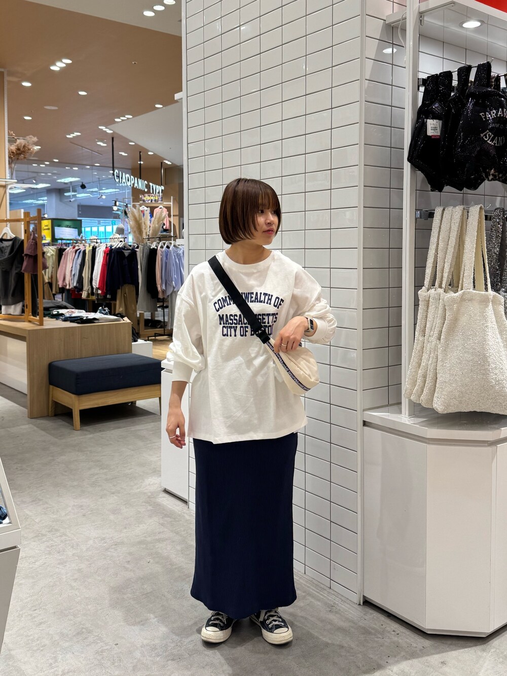 ホワイト系のTシャツ/カットソー、ホワイト系のショルダーバッグ、ブルー系のスカートを着用したレディースの春コーディネートの3枚目の写真