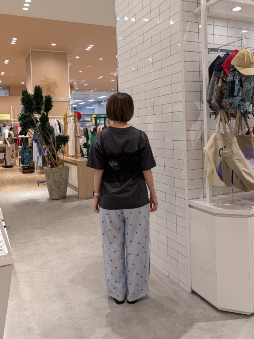 グレー系のTシャツ/カットソー、ブラック系のキャミソール、ブルー系のその他パンツを着用したレディースの夏コーディネートの4枚目の写真