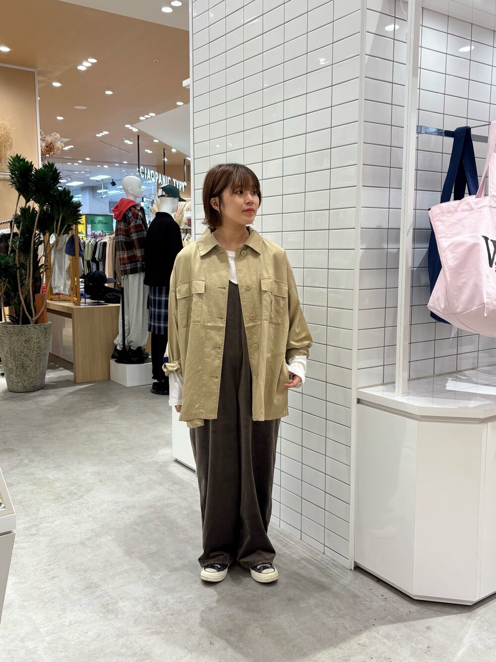 ブラウン系のつなぎ/オールインワン、ホワイト系のTシャツ/カットソー、ベージュ系のシャツ/ブラウスを着用したレディースの秋コーディネートの3枚目の写真