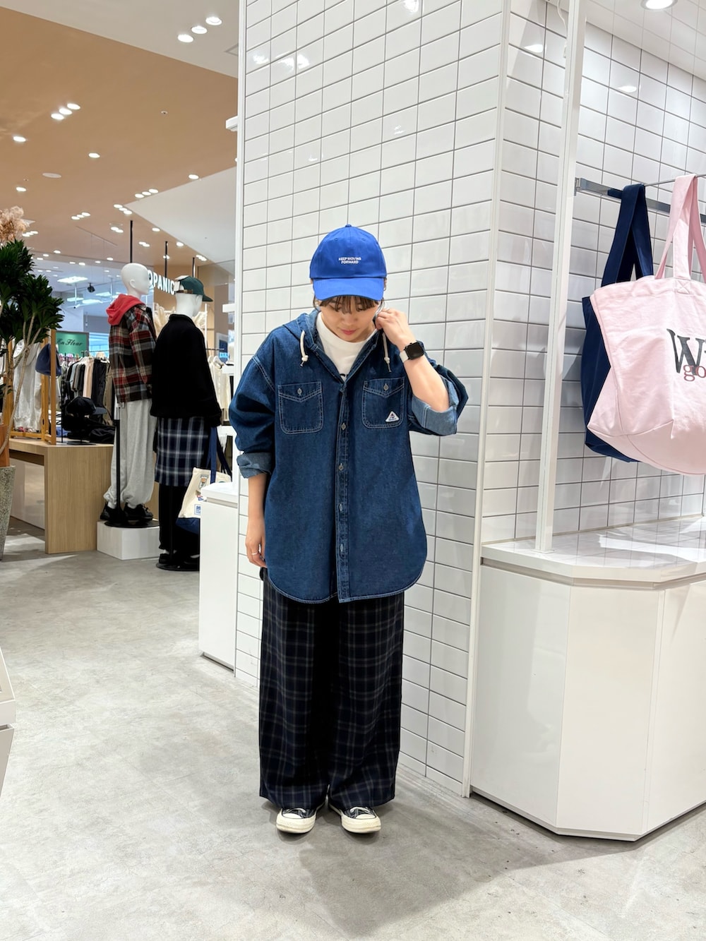 ブルー系のシャツ/ブラウス、ブルー系のその他パンツ、ブルー系のキャップを着用したレディースの秋コーディネートの3枚目の写真