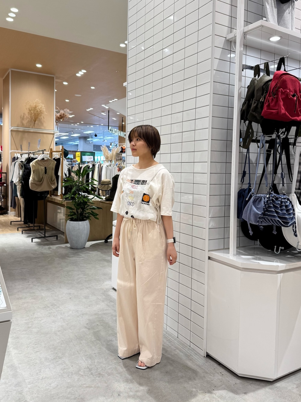 ホワイト系のシャツ/ブラウス、ホワイト系のTシャツ/カットソー、ホワイト系のデニムパンツを着用したレディースの夏コーディネートの3枚目の写真