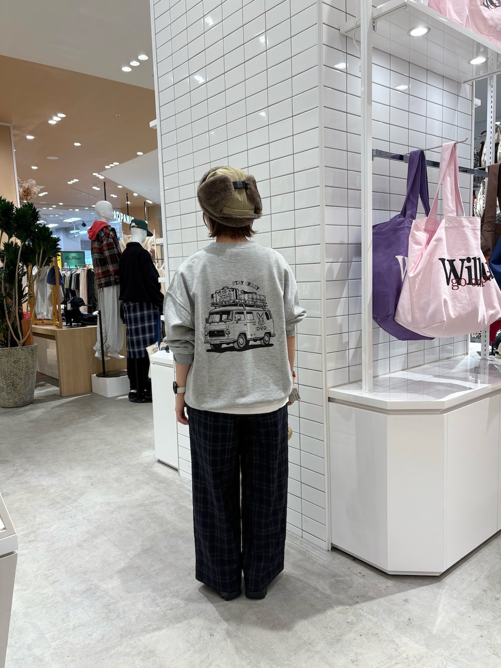 グレー系のスウェット、ブルー系のその他パンツ、ベージュ系のハットを着用したレディースの秋コーディネートの4枚目の写真