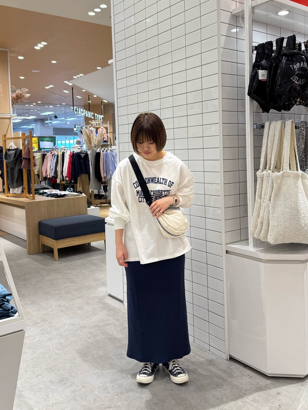 ホワイト系のTシャツ/カットソー、ホワイト系のショルダーバッグ、ブルー系のスカートを着用したレディースの春コーディネートの4枚目の写真