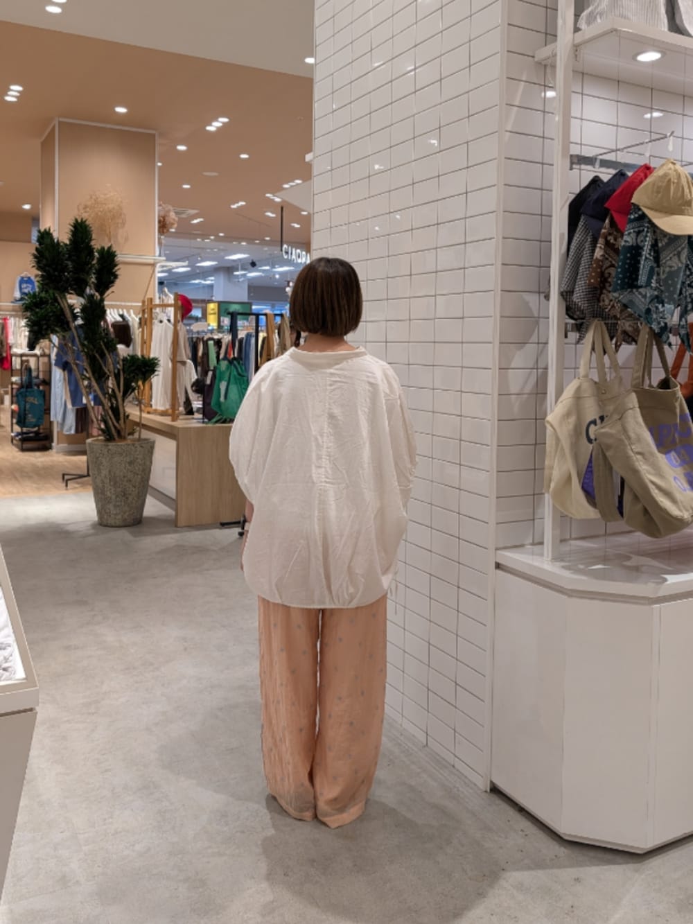ピンク系のその他パンツ、ブラック系のパンプス、ホワイト系のTシャツ/カットソーを着用したレディースの夏コーディネートの5枚目の写真
