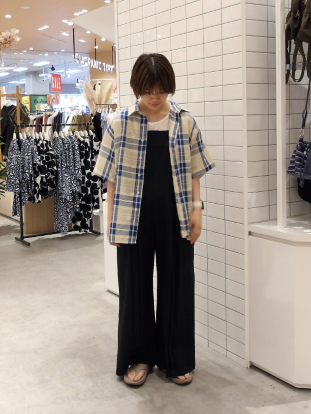 ブラック系のサロペット/オーバーオール、ベージュ系のシャツ/ブラウスを着用したレディースの夏コーディネートの3枚目の写真