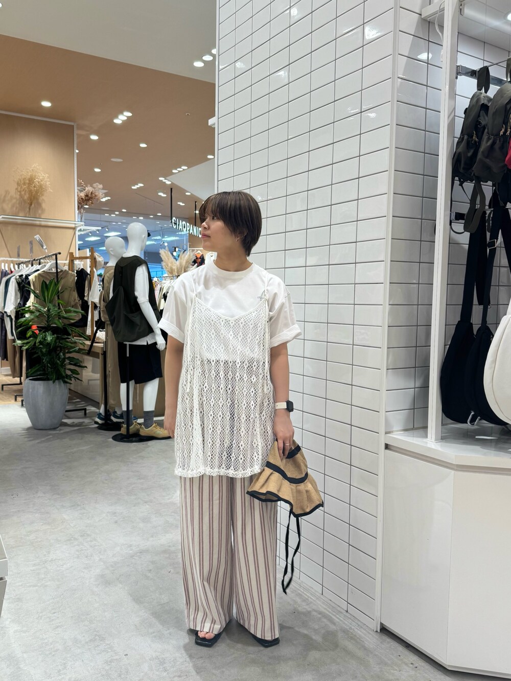 ホワイト系のTシャツ/カットソー、ホワイト系のキャミソール、ホワイト系のその他パンツを着用したレディースの夏コーディネートの2枚目の写真