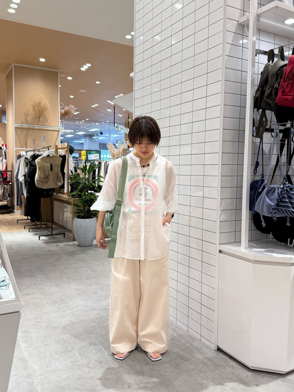 ホワイト系のタンクトップ、ホワイト系のシャツ/ブラウス、ホワイト系のデニムパンツを着用したレディースの夏コーディネートの2枚目の写真