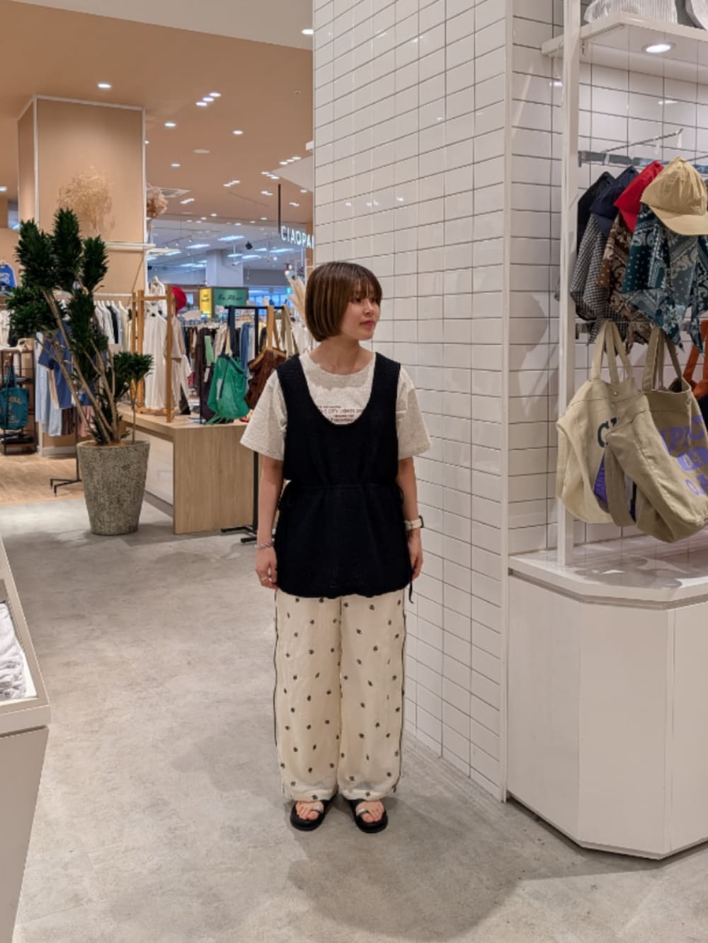 ホワイト系のその他パンツ、ブラック系のベスト、ホワイト系のTシャツ/カットソーを着用したレディースの夏コーディネートの3枚目の写真