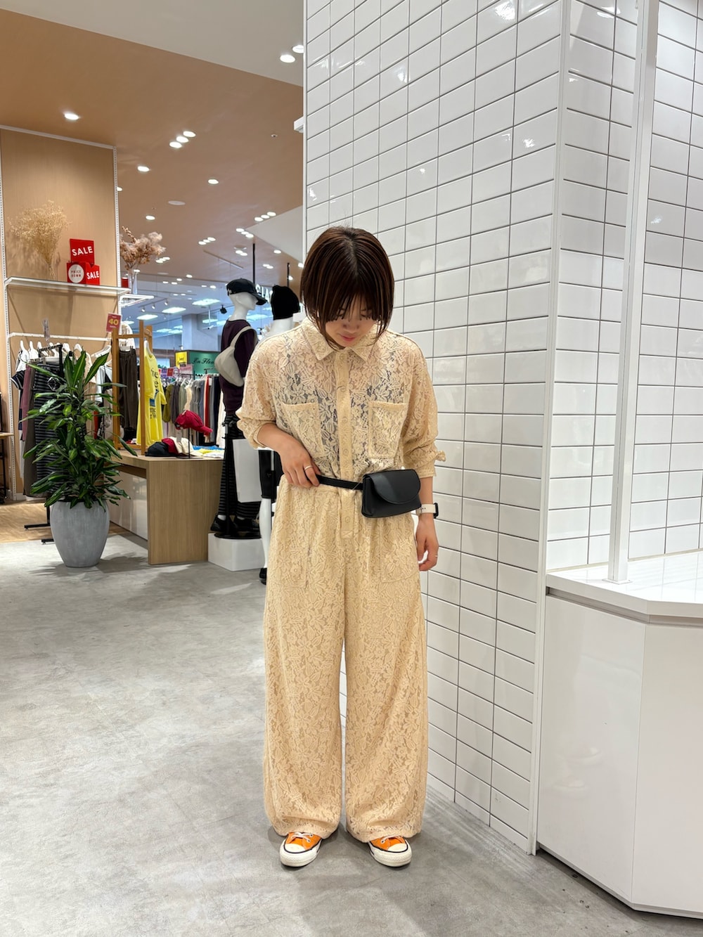 ブラック系のショルダーバッグ、ベージュ系のサロペット/オーバーオールを着用したレディースの秋コーディネートの2枚目の写真