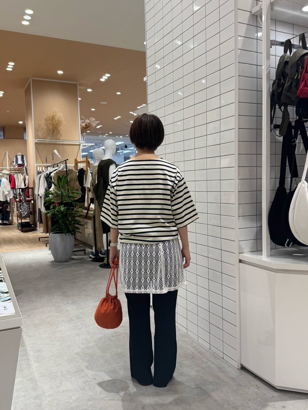 ホワイト系のTシャツ/カットソー、ホワイト系のキャミソール、ブラック系のその他パンツを着用したレディースの夏コーディネートの4枚目の写真