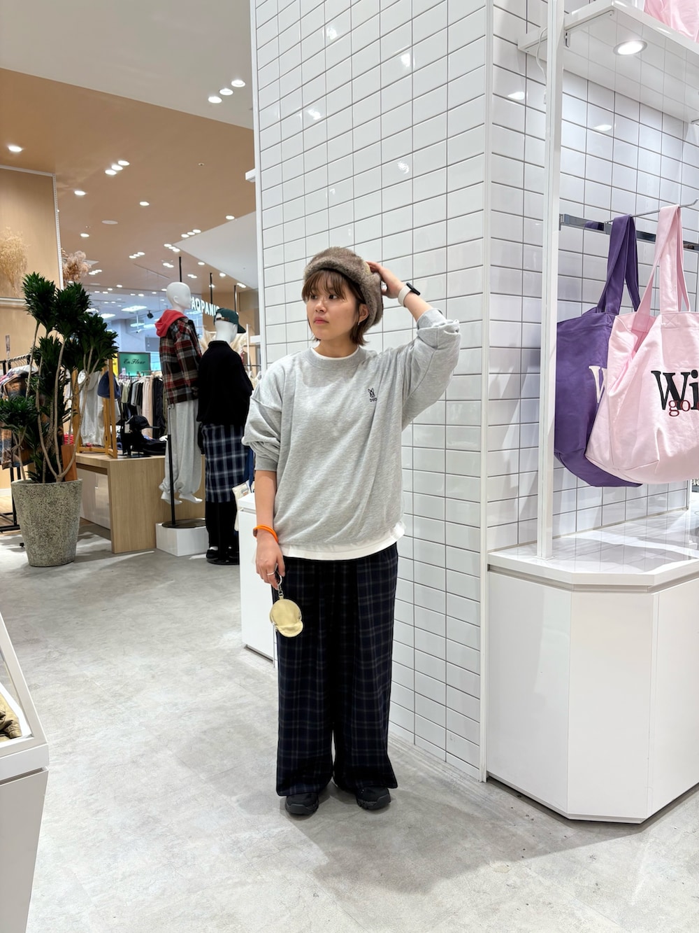 グレー系のスウェット、ブルー系のその他パンツ、ベージュ系のハットを着用したレディースの秋コーディネートの3枚目の写真