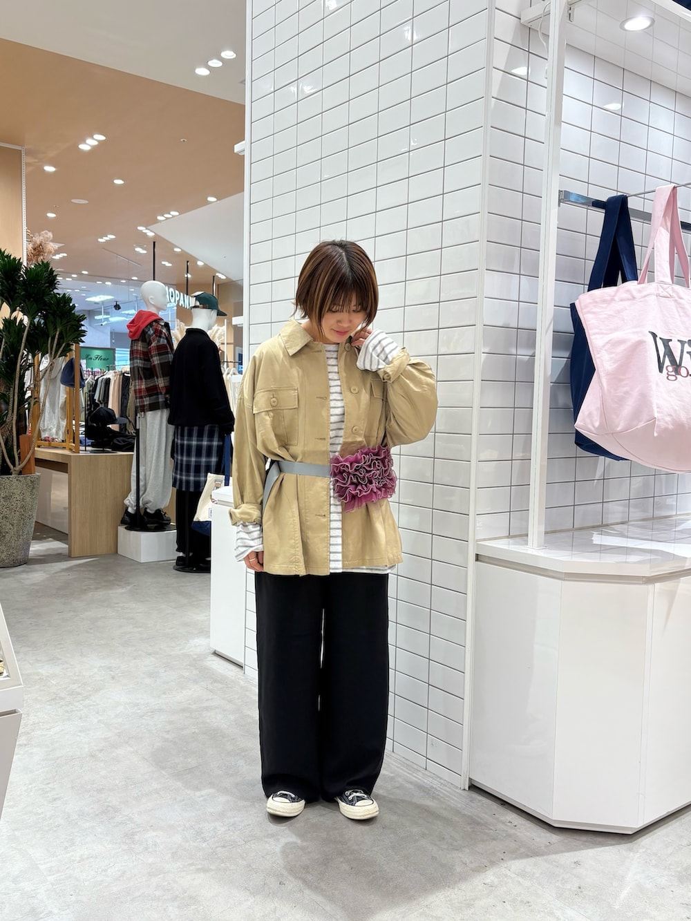 ブラック系のスラックス、グレー系のTシャツ/カットソー、ベージュ系のシャツ/ブラウスを着用したレディースの秋コーディネートの3枚目の写真