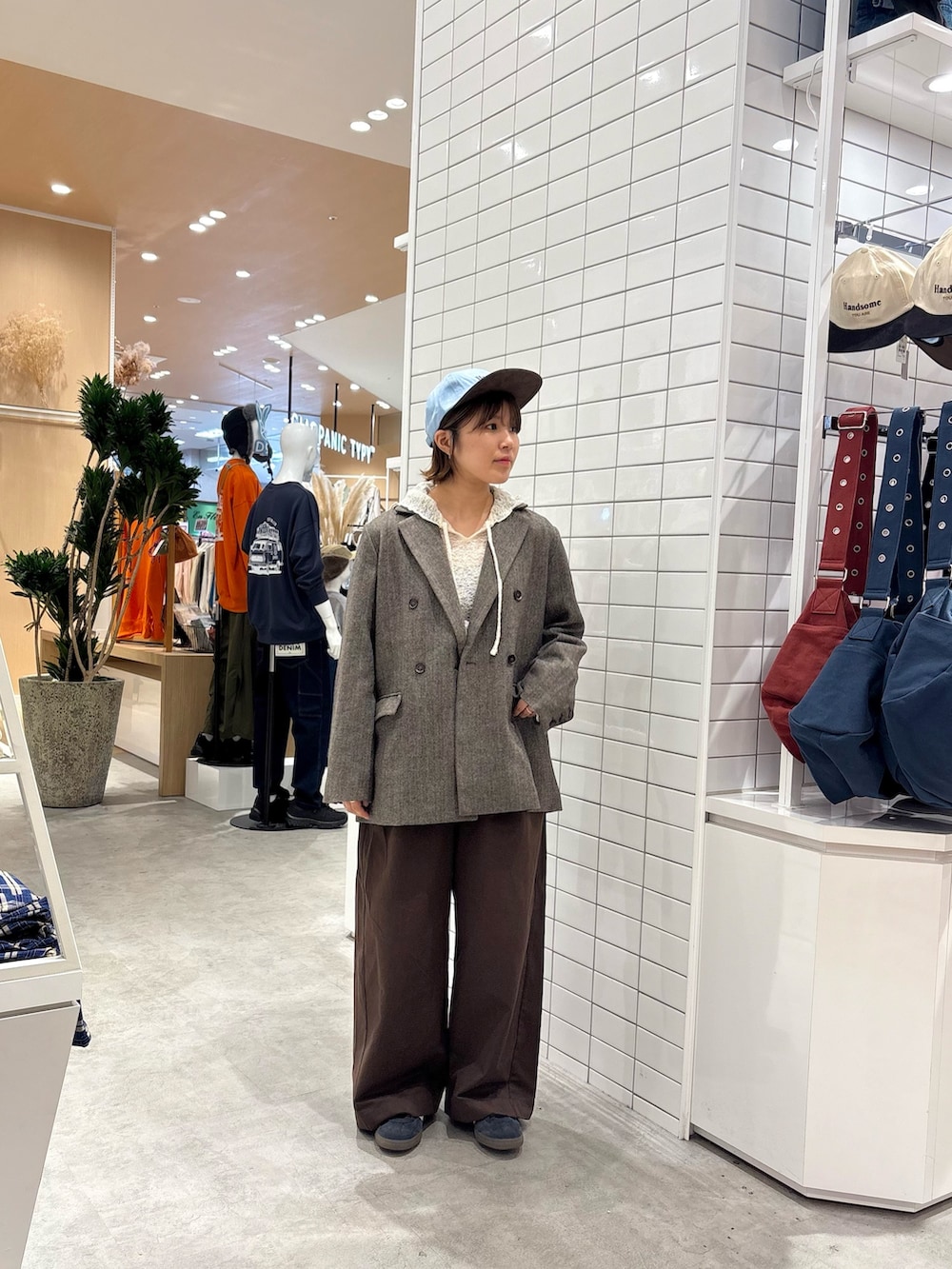 ブラウン系のデニムパンツ、ブラウン系のテーラードジャケット、ホワイト系のTシャツ/カットソーを着用したレディースの秋コーディネートの3枚目の写真