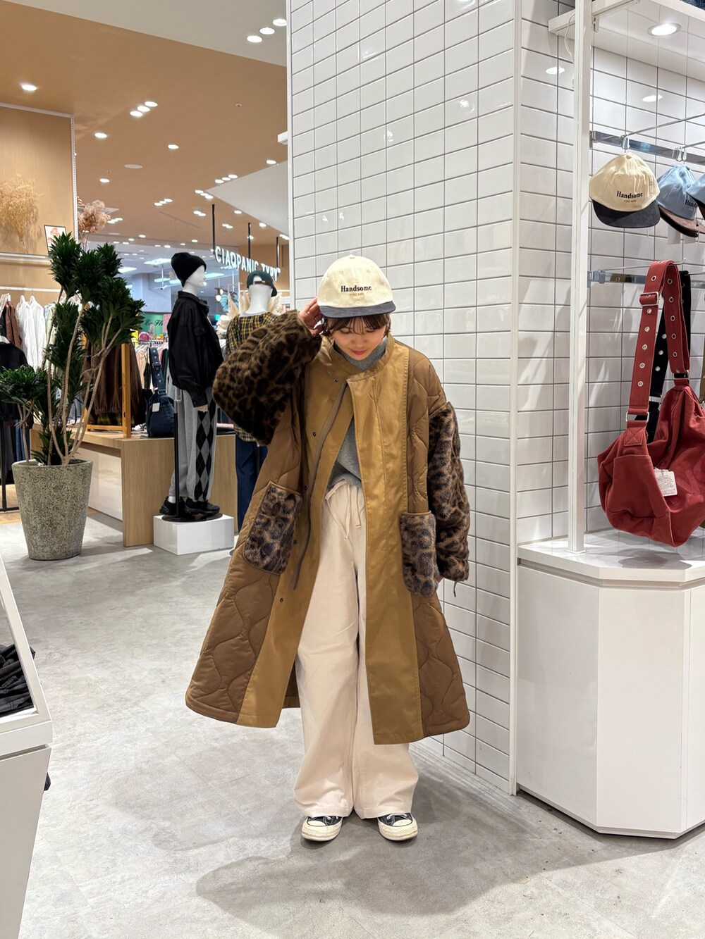 ホワイト系のその他パンツ、グレー系のニット/セーター、ブラウン系のノーカラーコートを着用したレディースの秋コーディネートの2枚目の写真