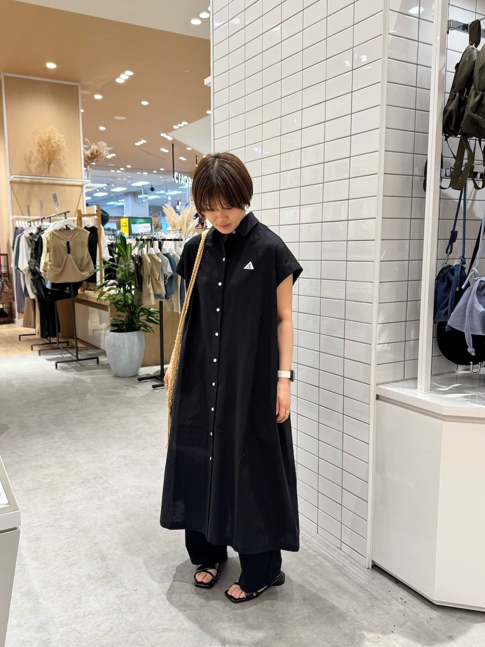 ブラック系のワンピース、ブラック系のその他パンツ、ブラック系のサンダルを着用したレディースの夏コーディネートの3枚目の写真