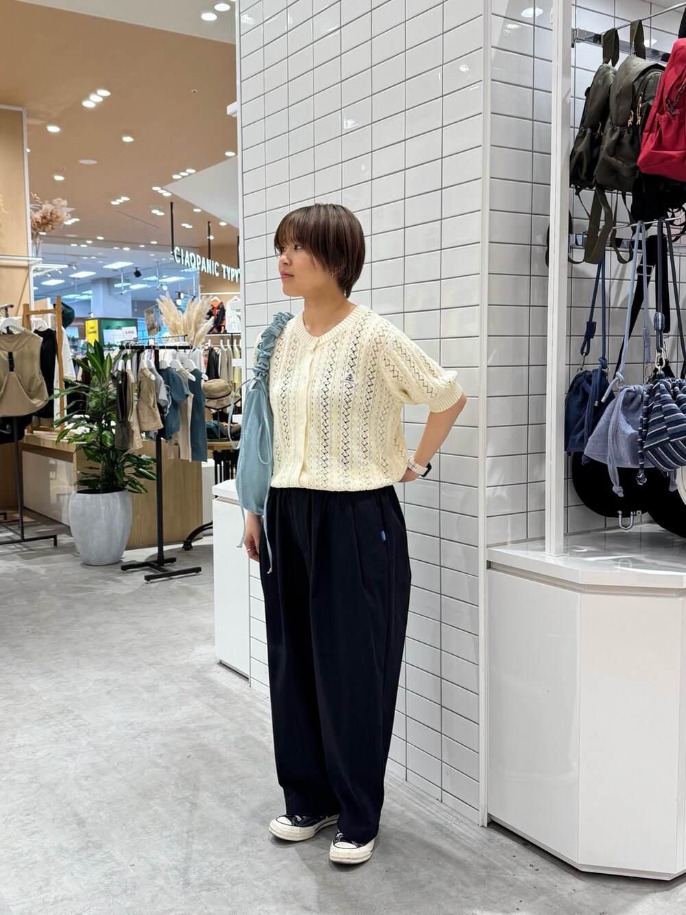 ホワイト系のカーディガン/ボレロ、ブラック系のその他パンツ、ブルー系のトートバッグを着用したレディースの夏コーディネートの3枚目の写真