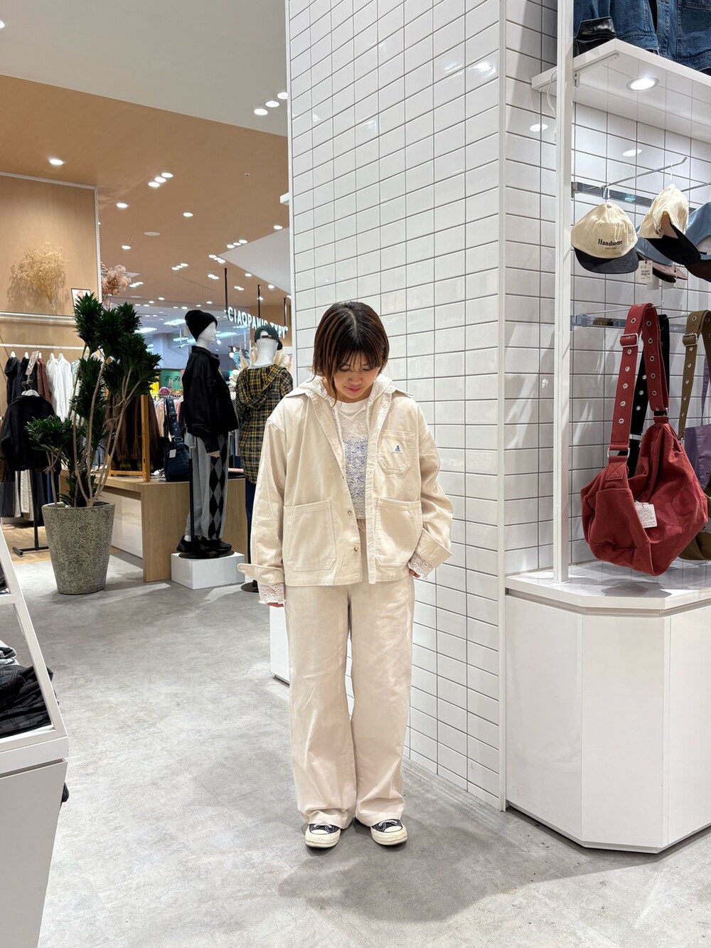 ホワイト系のその他パンツ、ホワイト系のその他アウター、ホワイト系のTシャツ/カットソーを着用したレディースの秋コーディネートの2枚目の写真