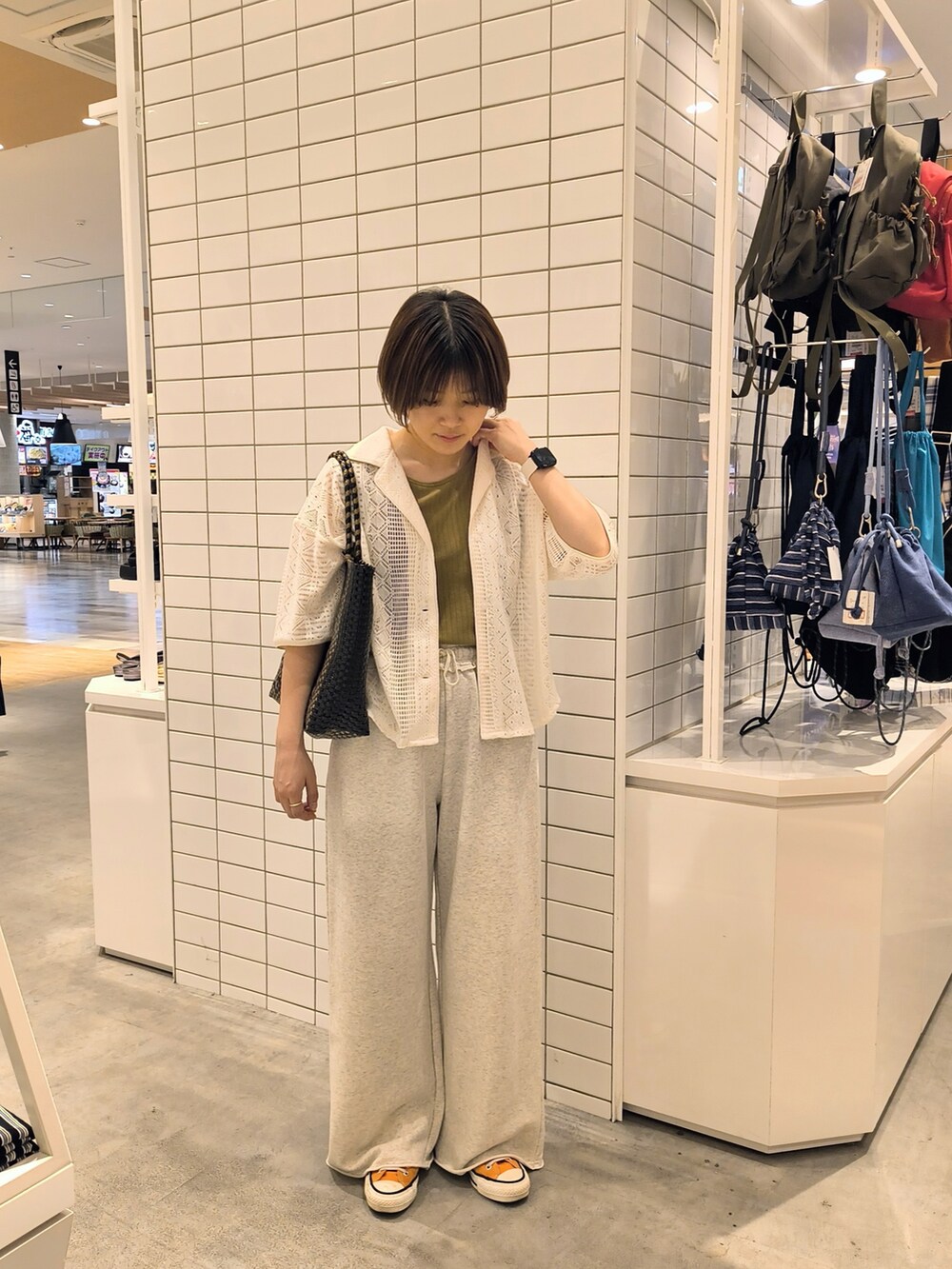 グリーン系のタンクトップ、ホワイト系のスウェットパンツ、ホワイト系のシャツ/ブラウスを着用したレディースの夏コーディネートの2枚目の写真