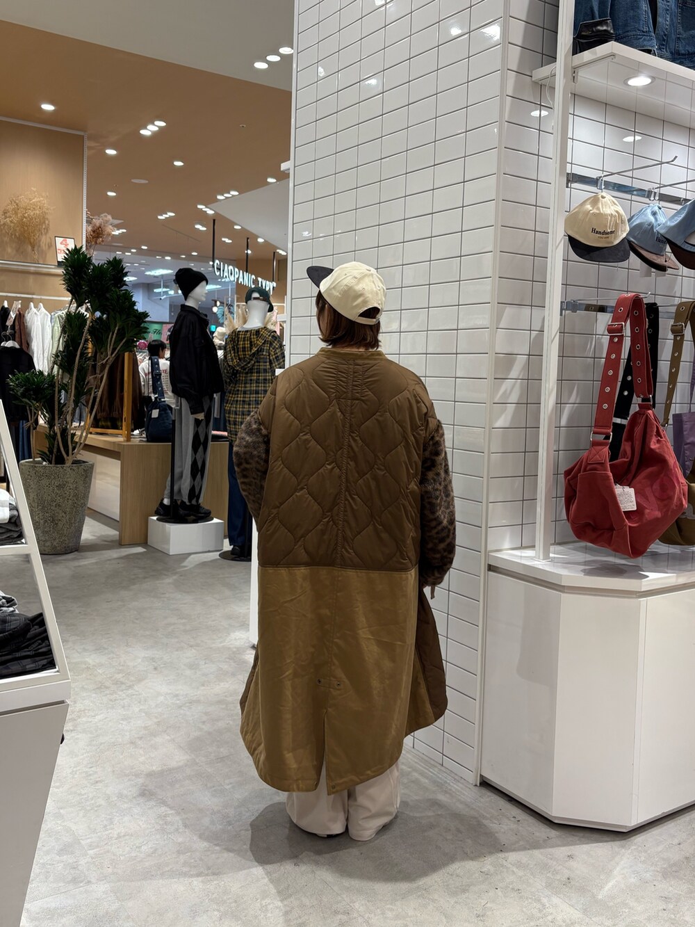 ホワイト系のその他パンツ、グレー系のニット/セーター、ブラウン系のノーカラーコートを着用したレディースの秋コーディネートの5枚目の写真