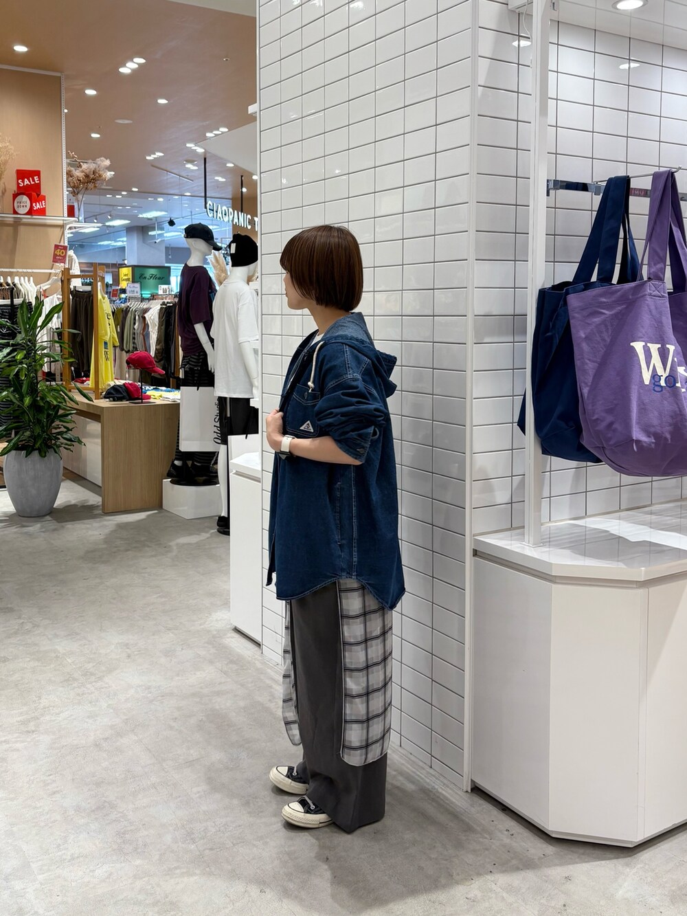 ホワイト系のTシャツ/カットソー、グレー系のデニムパンツ、ブルー系のシャツ/ブラウスを着用したレディースの秋コーディネートの4枚目の写真