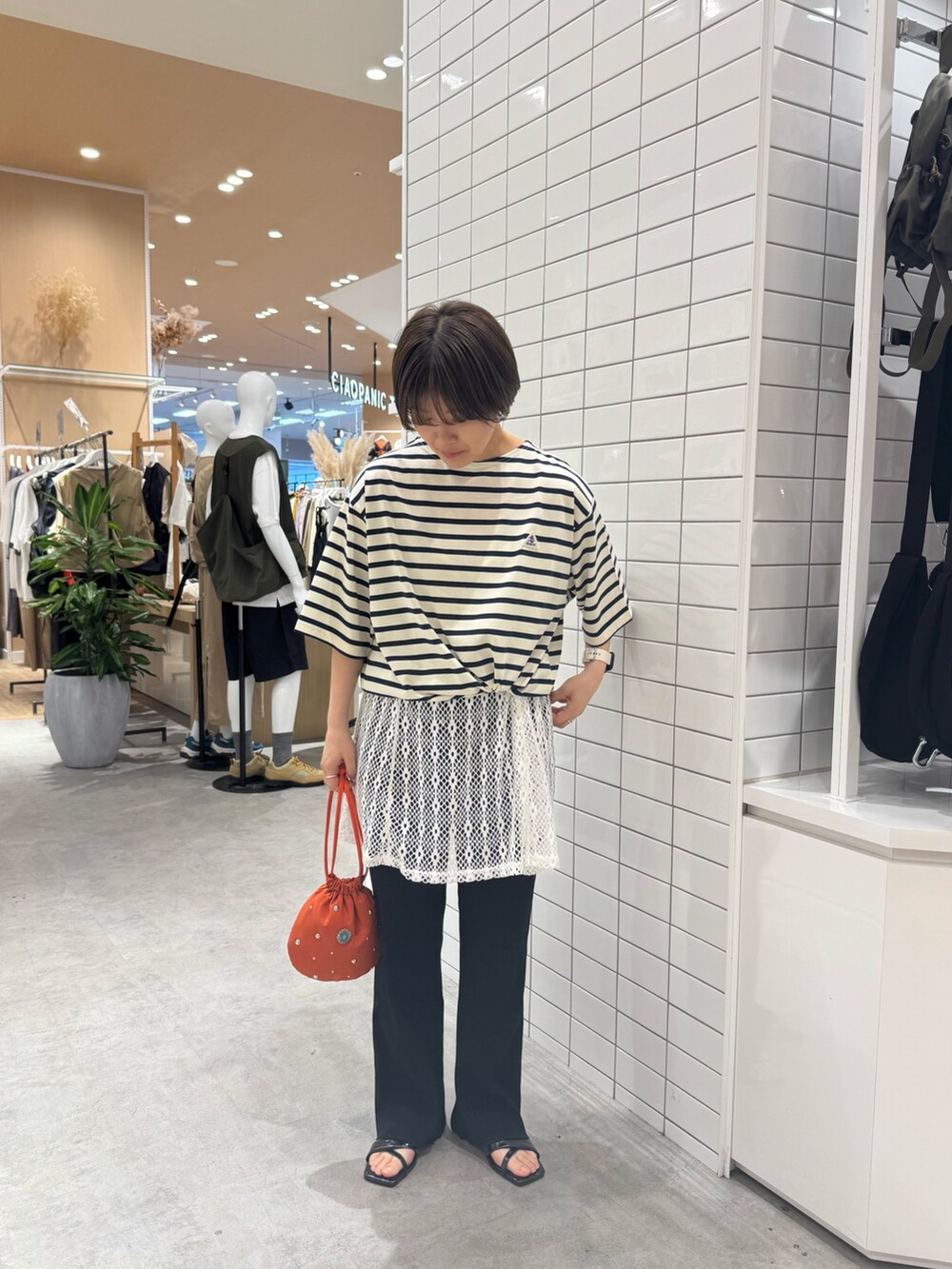 ホワイト系のTシャツ/カットソー、ホワイト系のキャミソール、ブラック系のその他パンツを着用したレディースの夏コーディネートの2枚目の写真