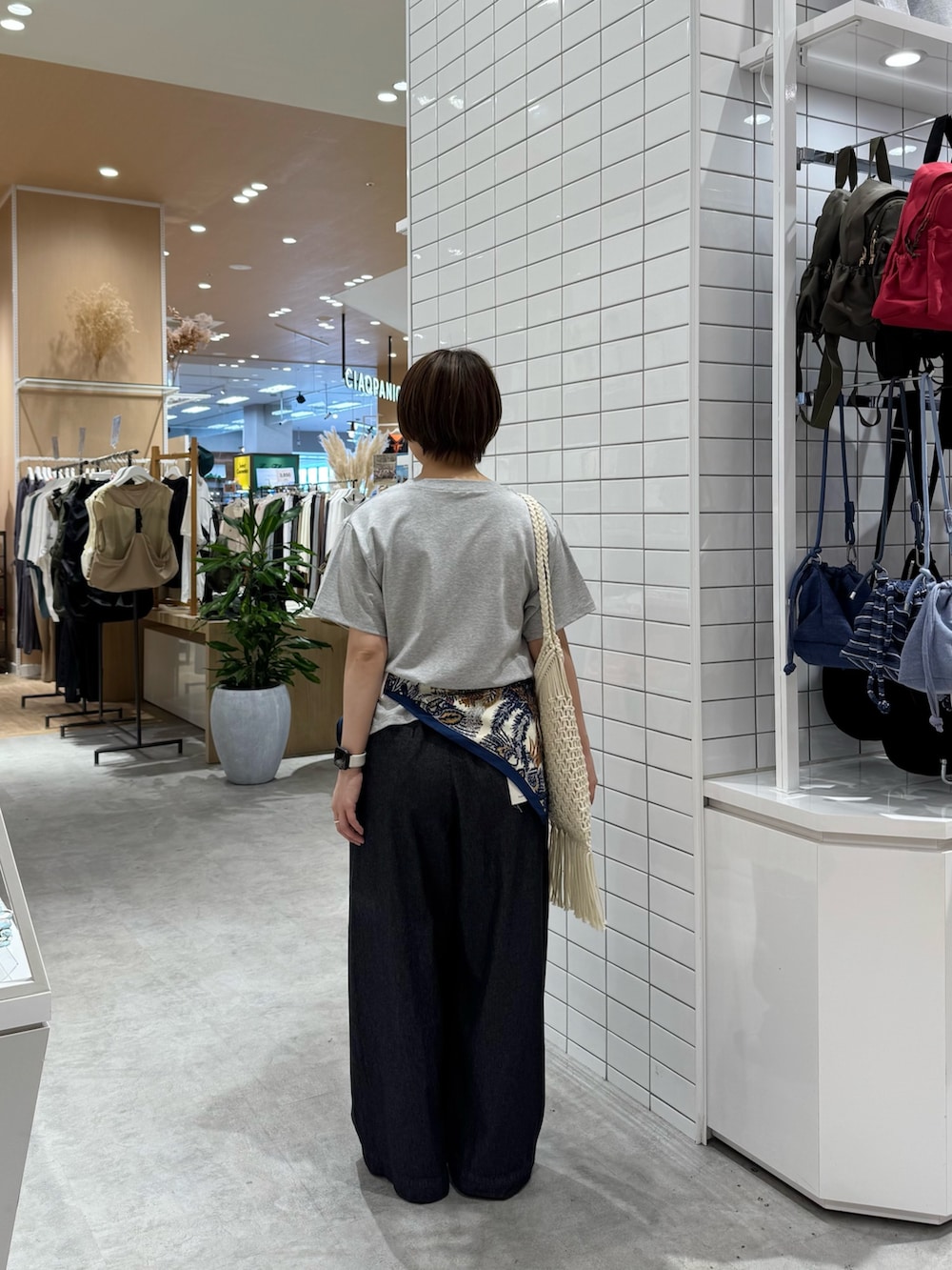ホワイト系のTシャツ/カットソー、ブラック系のデニムパンツ、ホワイト系のトートバッグを着用したレディースの夏コーディネートの4枚目の写真