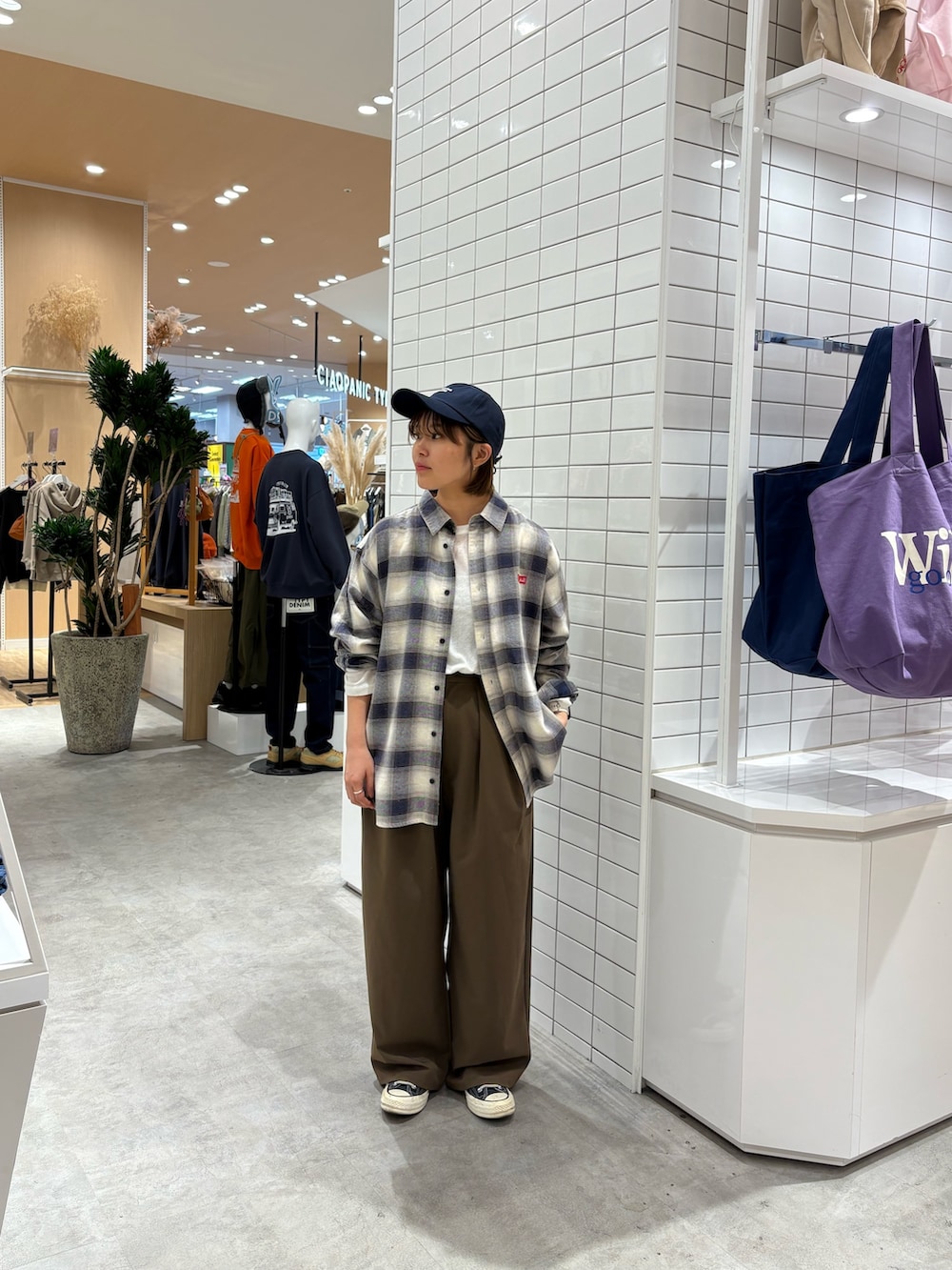 ブラウン系のスラックス、ホワイト系のシャツ/ブラウス、ホワイト系のTシャツ/カットソーを着用したレディースの秋コーディネートの4枚目の写真