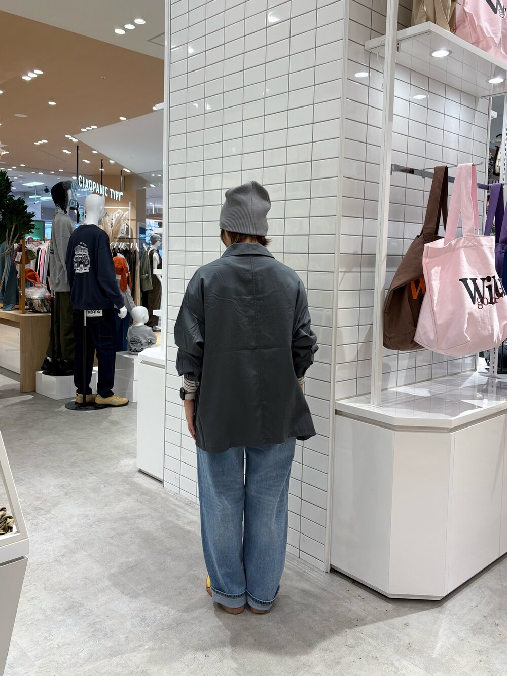 ブルー系のデニムパンツ、ホワイト系のTシャツ/カットソー、グリーン系のシャツ/ブラウスを着用したレディースの秋コーディネートの4枚目の写真