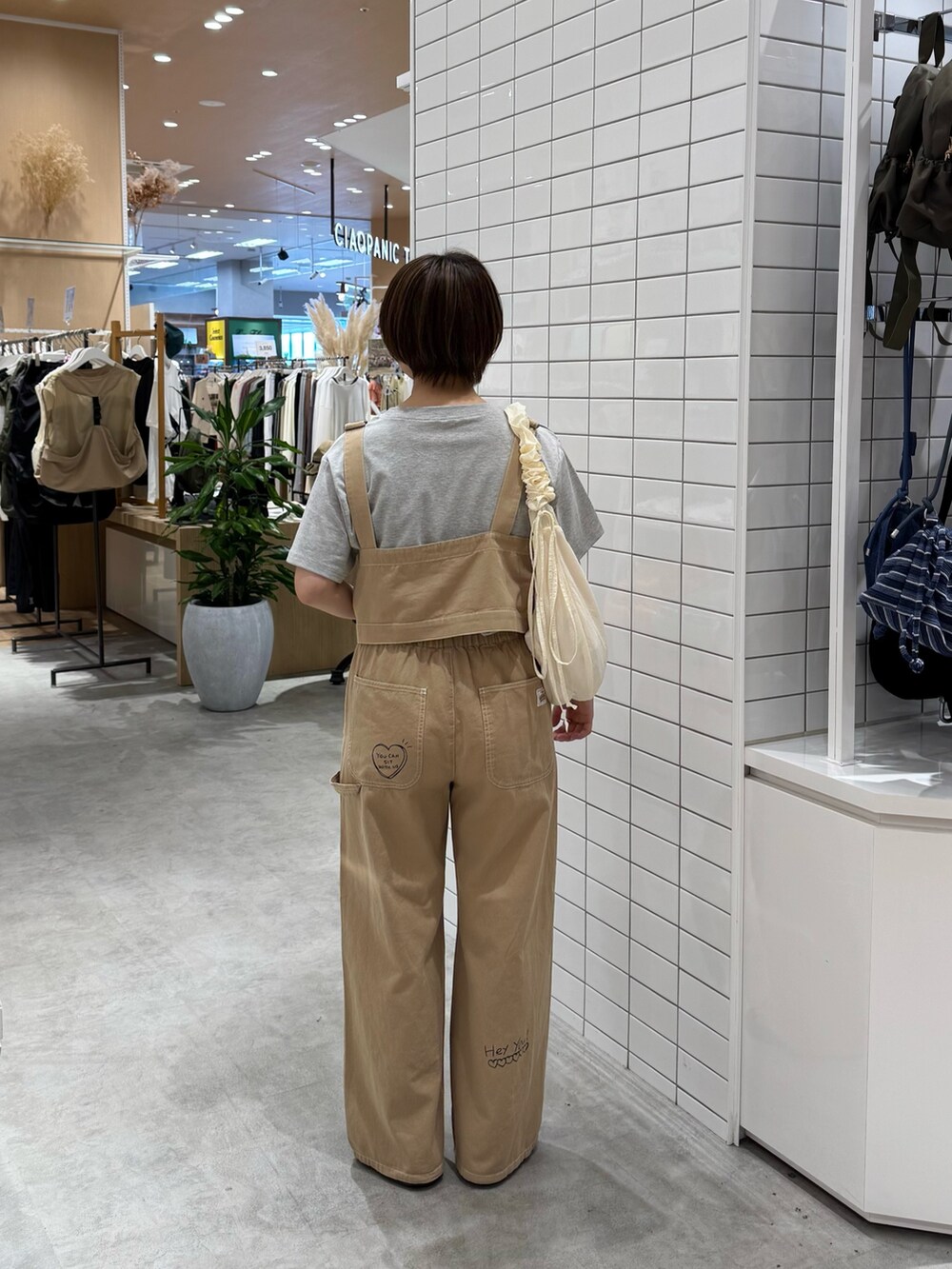 ベージュ系のサロペット/オーバーオール、ホワイト系のTシャツ/カットソー、ホワイト系のトートバッグを着用したレディースの夏コーディネートの5枚目の写真