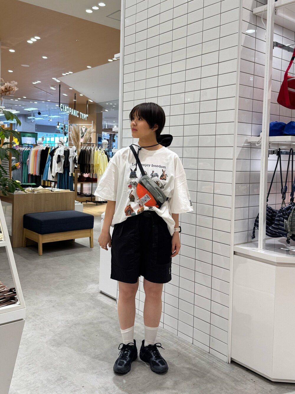 グレー系のトートバッグ、ホワイト系のTシャツ/カットソー、ブラック系のその他パンツを着用したレディースの春コーディネートの4枚目の写真