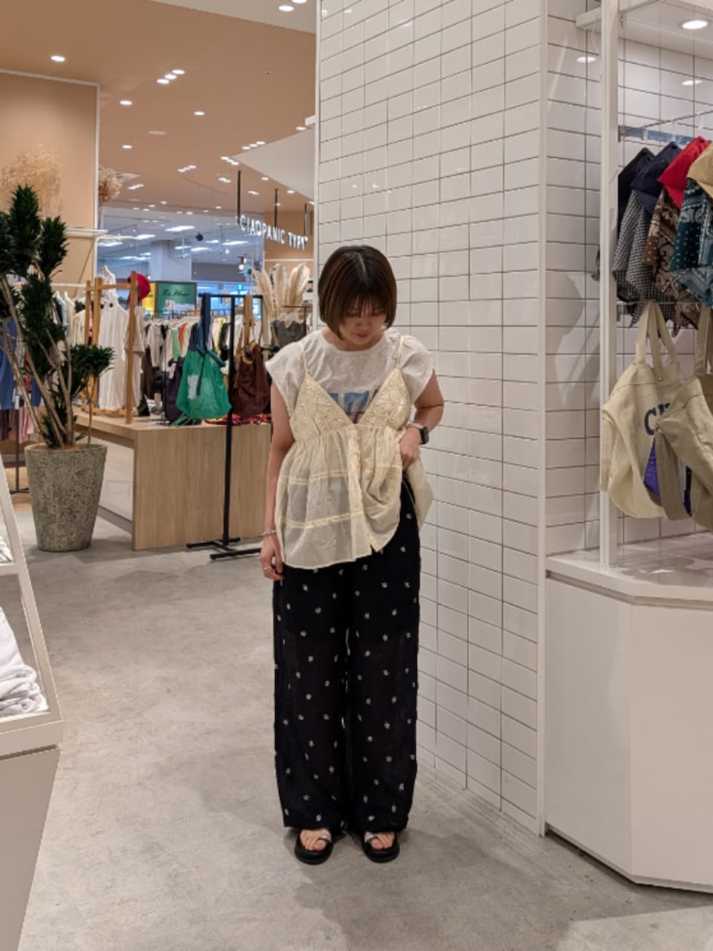 グレー系のTシャツ/カットソー、ブラック系のその他パンツ、ブラック系のサンダルを着用したレディースの夏コーディネートの2枚目の写真