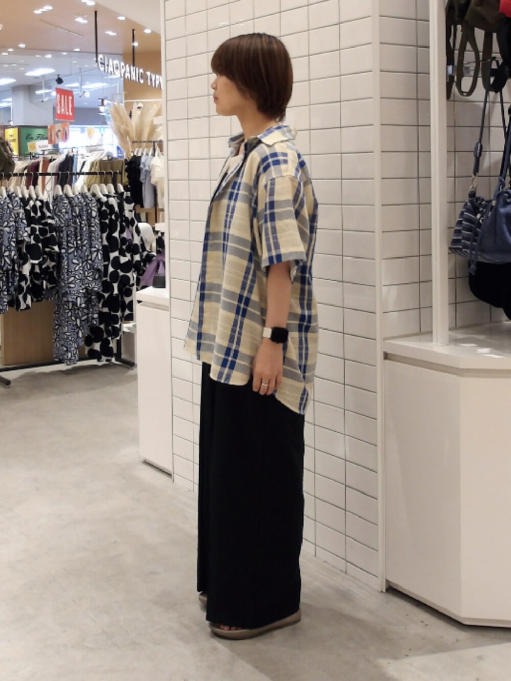 ブラック系のサロペット/オーバーオール、ベージュ系のシャツ/ブラウスを着用したレディースの夏コーディネートの4枚目の写真