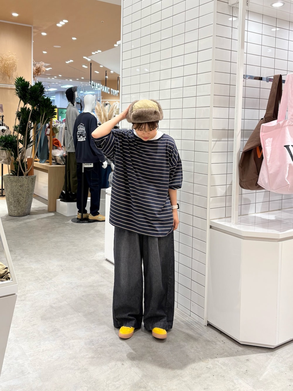 ブルー系のTシャツ/カットソー、ブラック系のデニムパンツ、ベージュ系のハットを着用したレディースの秋コーディネートの2枚目の写真