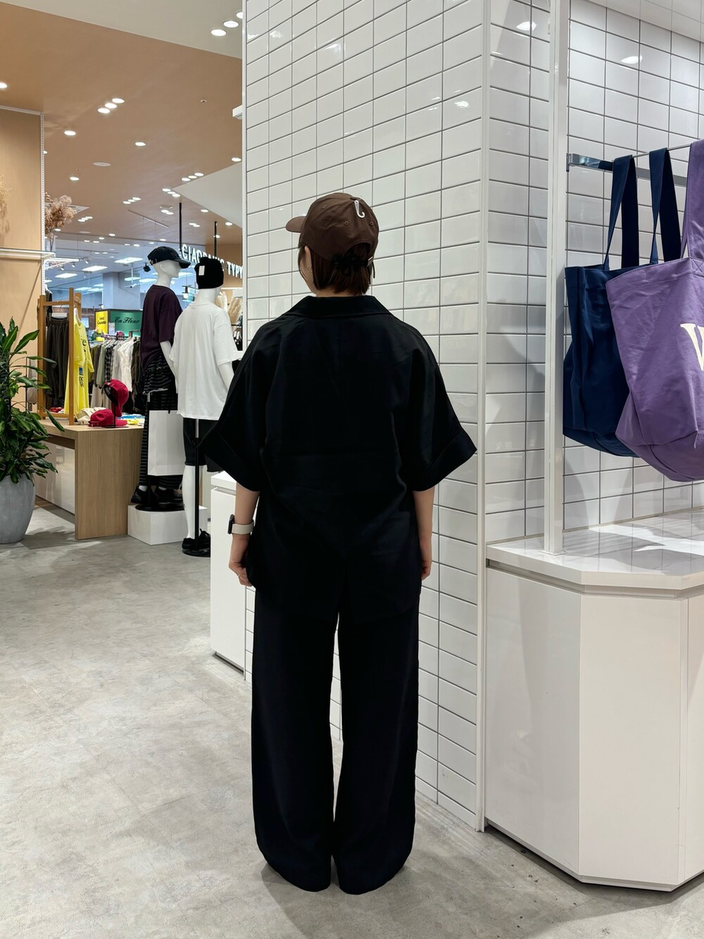 ブラック系のスラックス、ブラック系のテーラードジャケット、グレー系のTシャツ/カットソーを着用したレディースの秋コーディネートの4枚目の写真