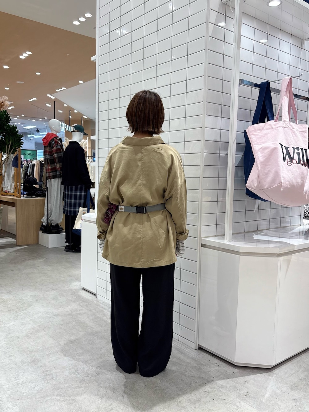 ブラック系のスラックス、グレー系のTシャツ/カットソー、ベージュ系のシャツ/ブラウスを着用したレディースの秋コーディネートの4枚目の写真