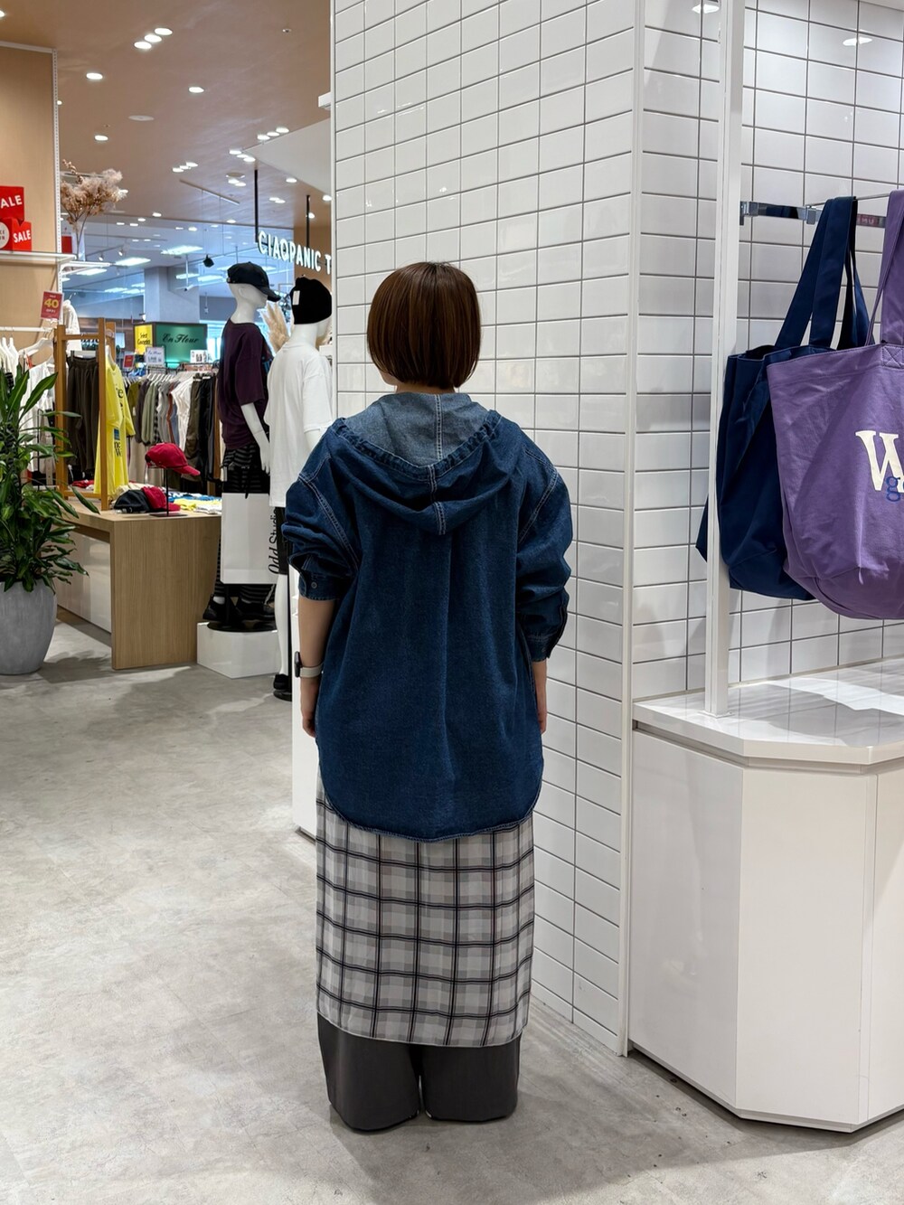 ホワイト系のTシャツ/カットソー、グレー系のデニムパンツ、ブルー系のシャツ/ブラウスを着用したレディースの秋コーディネートの5枚目の写真