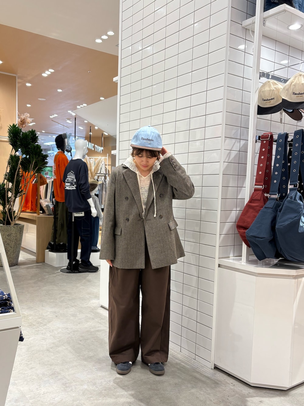 ブラウン系のデニムパンツ、ブラウン系のテーラードジャケット、ホワイト系のTシャツ/カットソーを着用したレディースの秋コーディネートの2枚目の写真