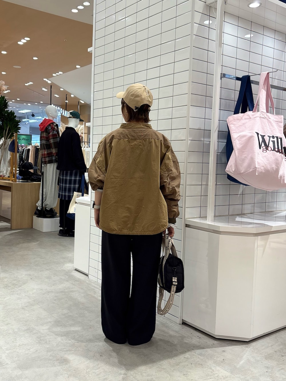 イエロー系のブルゾン、グレー系のTシャツ/カットソー、ブラック系のショルダーバッグを着用したレディースの秋コーディネートの5枚目の写真