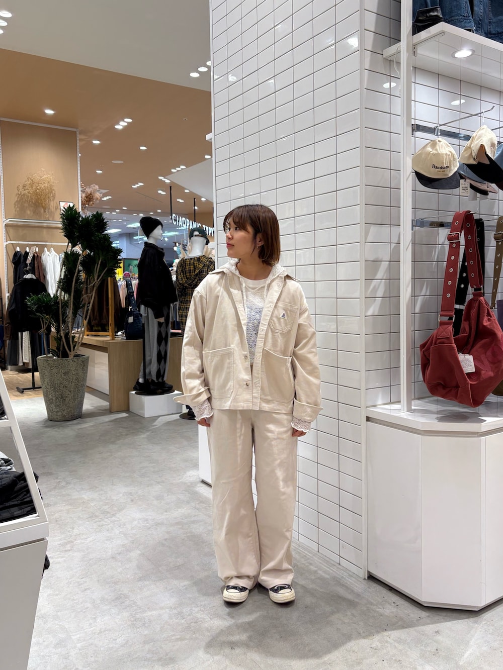 ホワイト系のその他パンツ、ホワイト系のその他アウター、ホワイト系のTシャツ/カットソーを着用したレディースの秋コーディネートの3枚目の写真