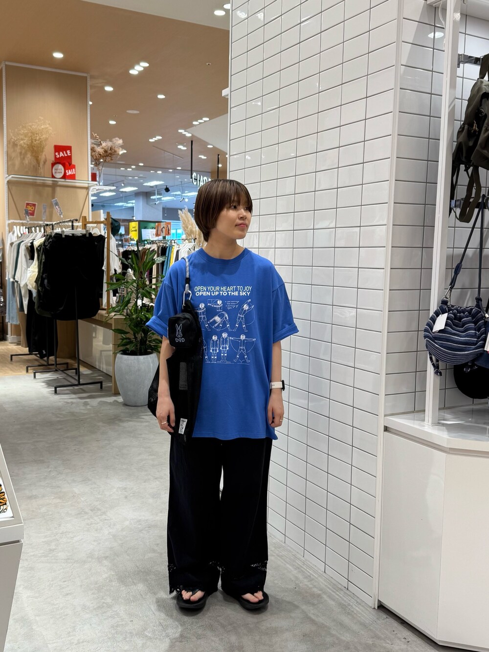 ブルー系のTシャツ/カットソー、ブラック系のその他パンツ、ブラック系のトートバッグを着用したレディースの夏コーディネートの3枚目の写真
